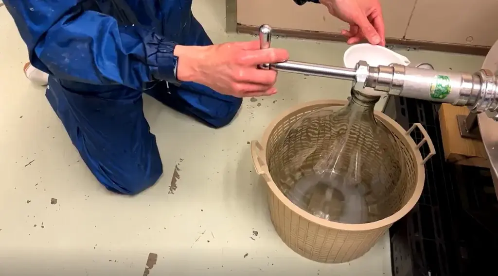 【伊勢萬】伊勢志摩唯一の酒蔵が贈る極上の雫　伝統の技と伊勢型彫絵ラベルが織りなす至高の逸品｜斗瓶取り純米大吟醸酒『おかげさま -重浪 SIKINAMI-』 画像 3