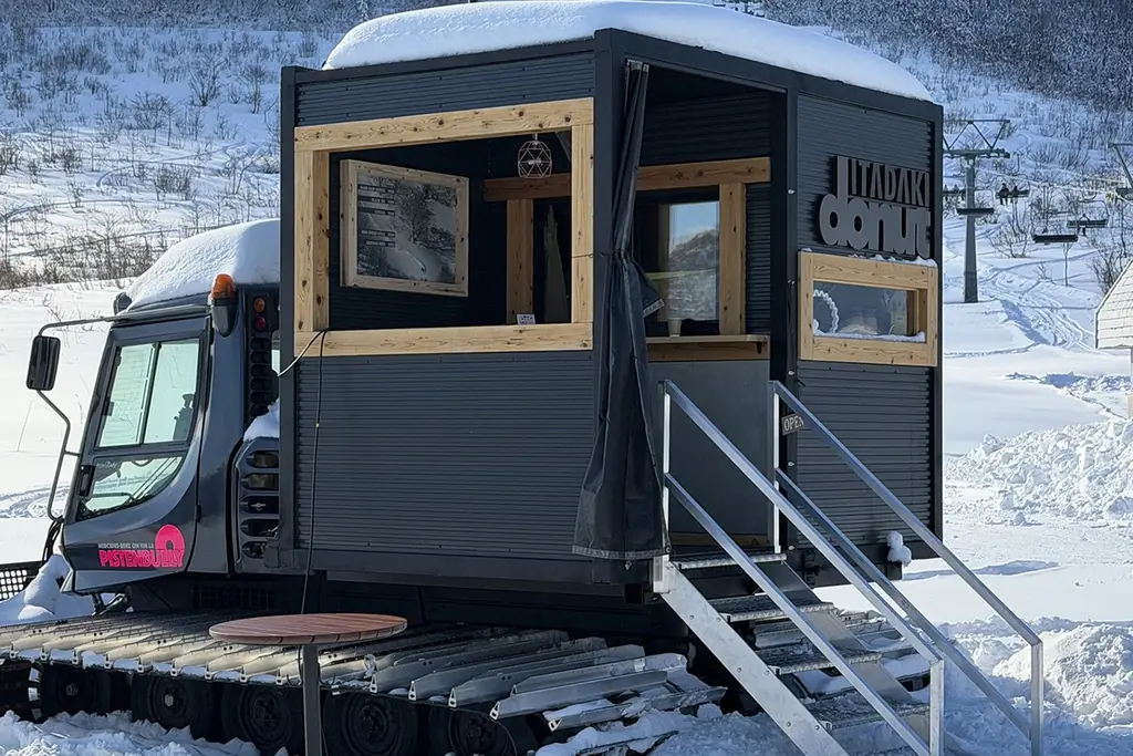 「舞子スノーリゾート」今シーズン初導入！ゲレンデに“走るキッチン”と“朝一番の独占滑走”で新たな雪山体験 画像 2