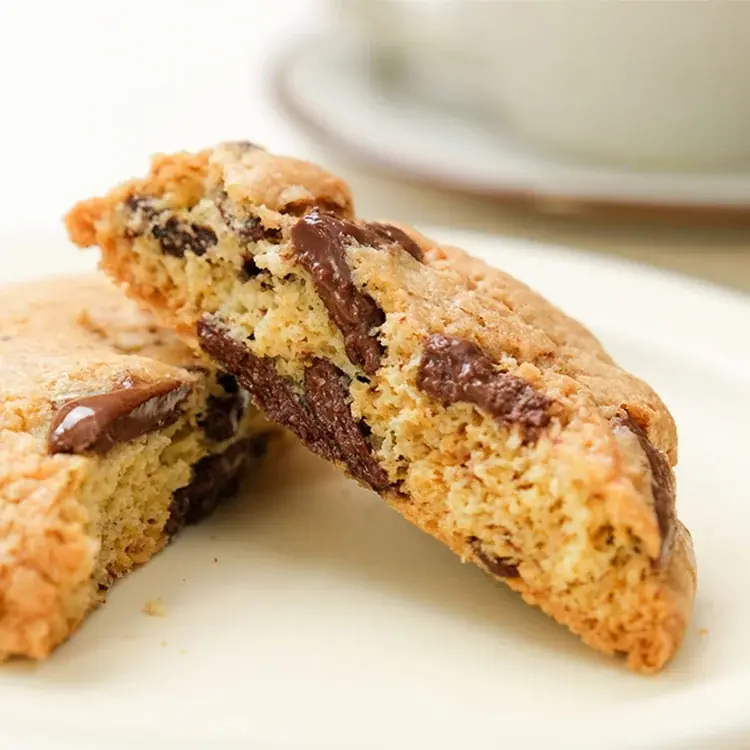 「レンジで10秒」で変わる食感。素朴でどこか懐かしい大判アメリカンサイズのクッキー『あたためて楽しむチョコチップクッキー』をスナックミーオンラインストアで期間限定発売 画像 2