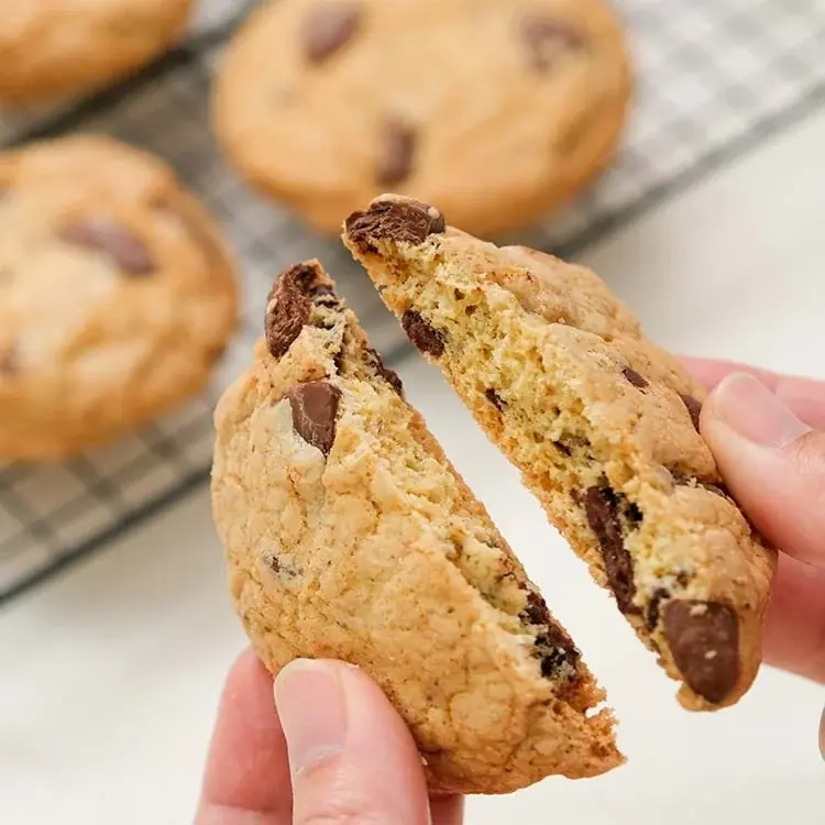 「レンジで10秒」で変わる食感。素朴でどこか懐かしい大判アメリカンサイズのクッキー『あたためて楽しむチョコチップクッキー』をスナックミーオンラインストアで期間限定発売 画像 3