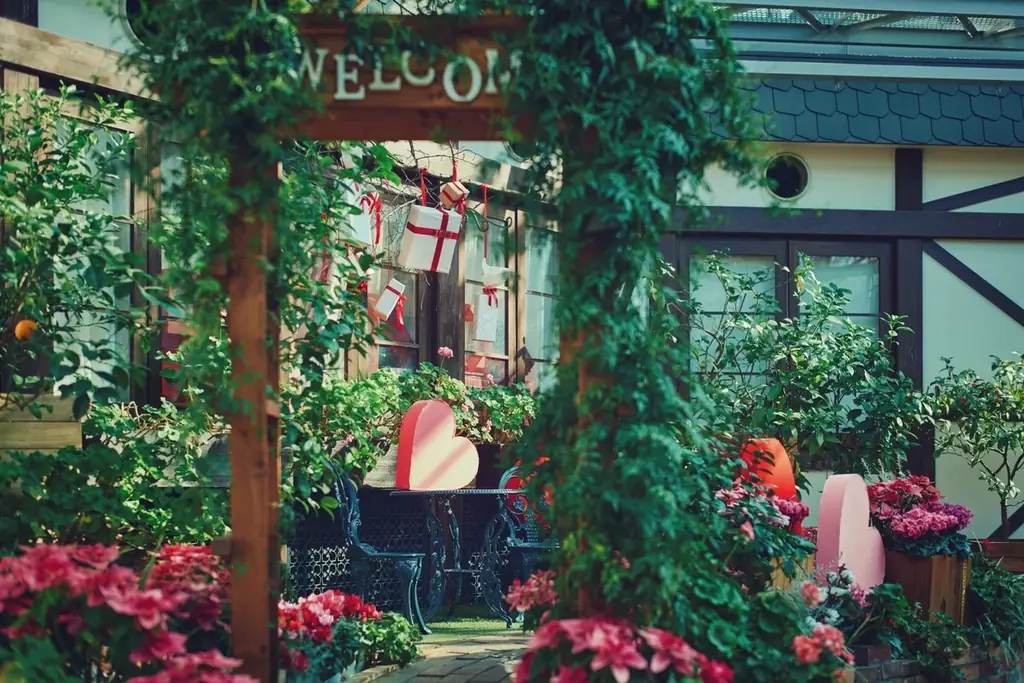 神戸布引ハーブ園で「Winter Garden Fair 2026」を開催。「ほっこり心温まる」をテーマに、温室を中心に、赤やピンクのハートのオブジェやリボン、カラフルな花々が演出するガーデンが登場！ 画像 11