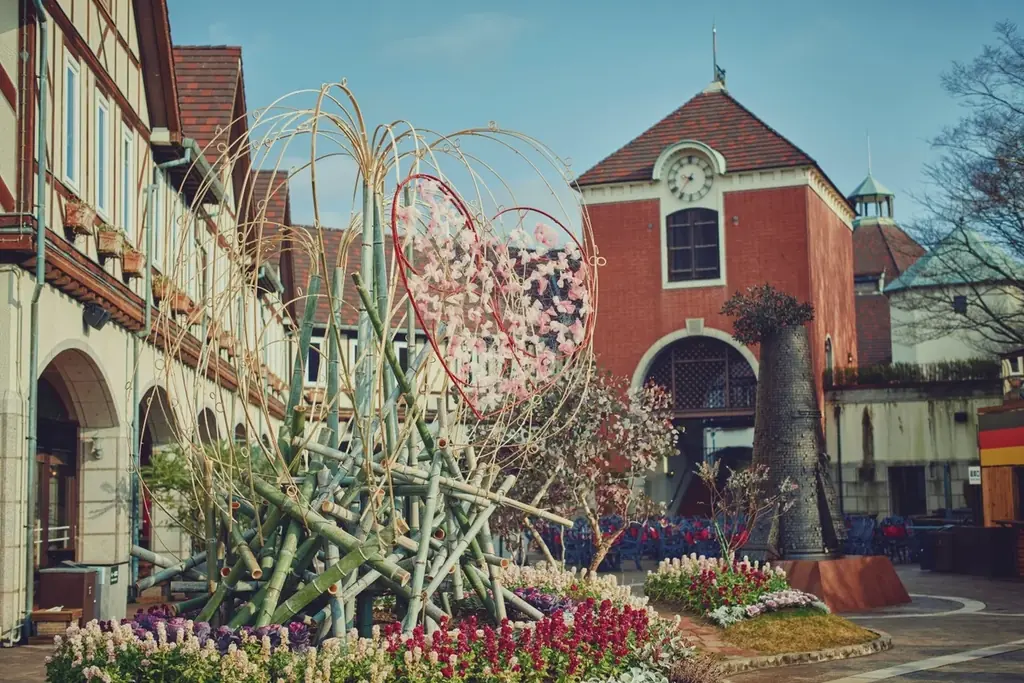 神戸布引ハーブ園で「Winter Garden Fair 2026」を開催。「ほっこり心温まる」をテーマに、温室を中心に、赤やピンクのハートのオブジェやリボン、カラフルな花々が演出するガーデンが登場！ 画像 16