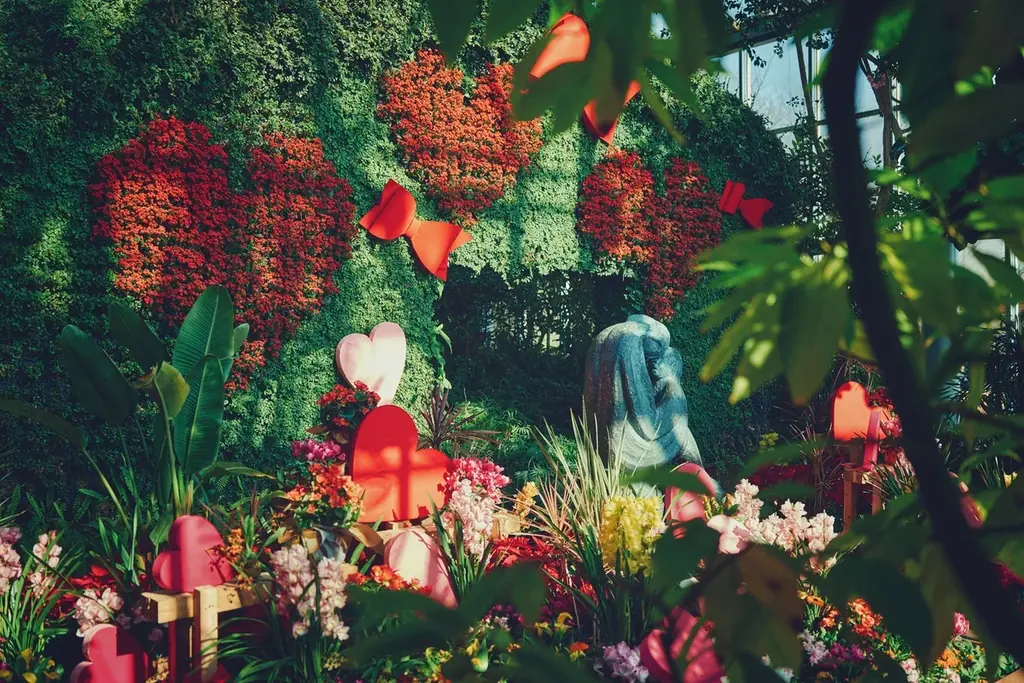 神戸布引ハーブ園で「Winter Garden Fair 2026」を開催。「ほっこり心温まる」をテーマに、温室を中心に、赤やピンクのハートのオブジェやリボン、カラフルな花々が演出するガーデンが登場！ 画像 2