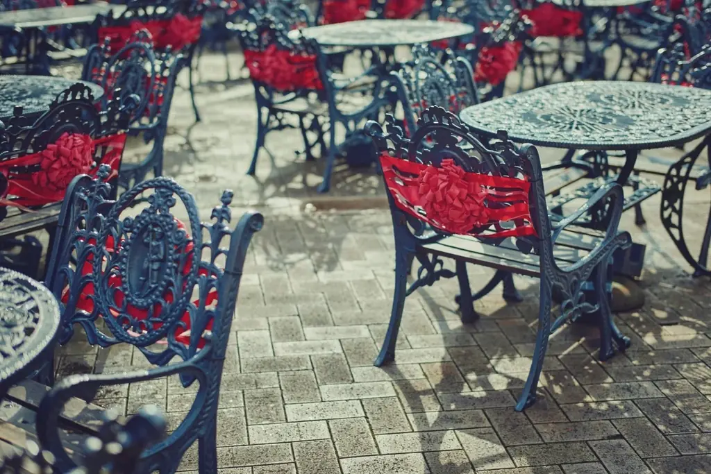 神戸布引ハーブ園で「Winter Garden Fair 2026」を開催。「ほっこり心温まる」をテーマに、温室を中心に、赤やピンクのハートのオブジェやリボン、カラフルな花々が演出するガーデンが登場！ 画像 4