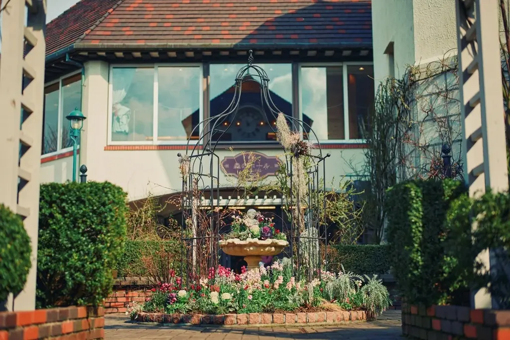 神戸布引ハーブ園で「Winter Garden Fair 2026」を開催。「ほっこり心温まる」をテーマに、温室を中心に、赤やピンクのハートのオブジェやリボン、カラフルな花々が演出するガーデンが登場！ 画像 5