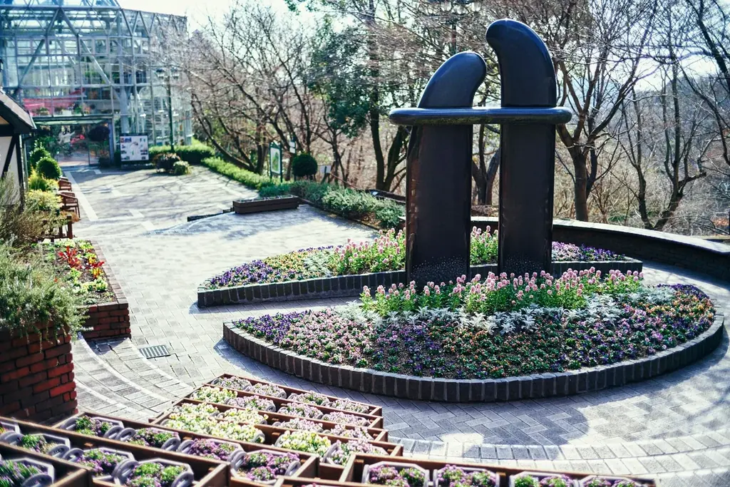 神戸布引ハーブ園で「Winter Garden Fair 2026」を開催。「ほっこり心温まる」をテーマに、温室を中心に、赤やピンクのハートのオブジェやリボン、カラフルな花々が演出するガーデンが登場！ 画像 8