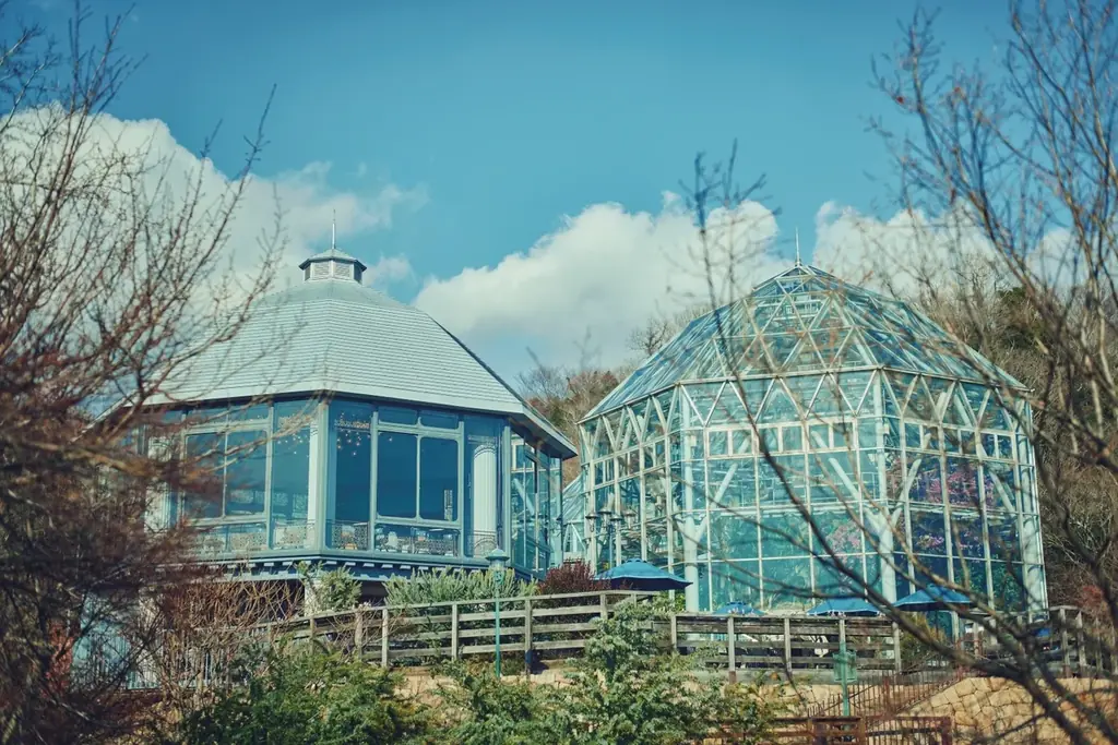 神戸布引ハーブ園で「Winter Garden Fair 2026」を開催。「ほっこり心温まる」をテーマに、温室を中心に、赤やピンクのハートのオブジェやリボン、カラフルな花々が演出するガーデンが登場！ 画像 9