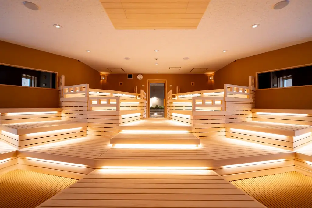 【日本初※】サウナ室が映画館に!？ショート映画のSAMANSA、関東最大級サウナ「お湯むすび」にて定期的上映を開始。「3と7の日」は、10分間の“没入ととのい”体験へ。 画像 2