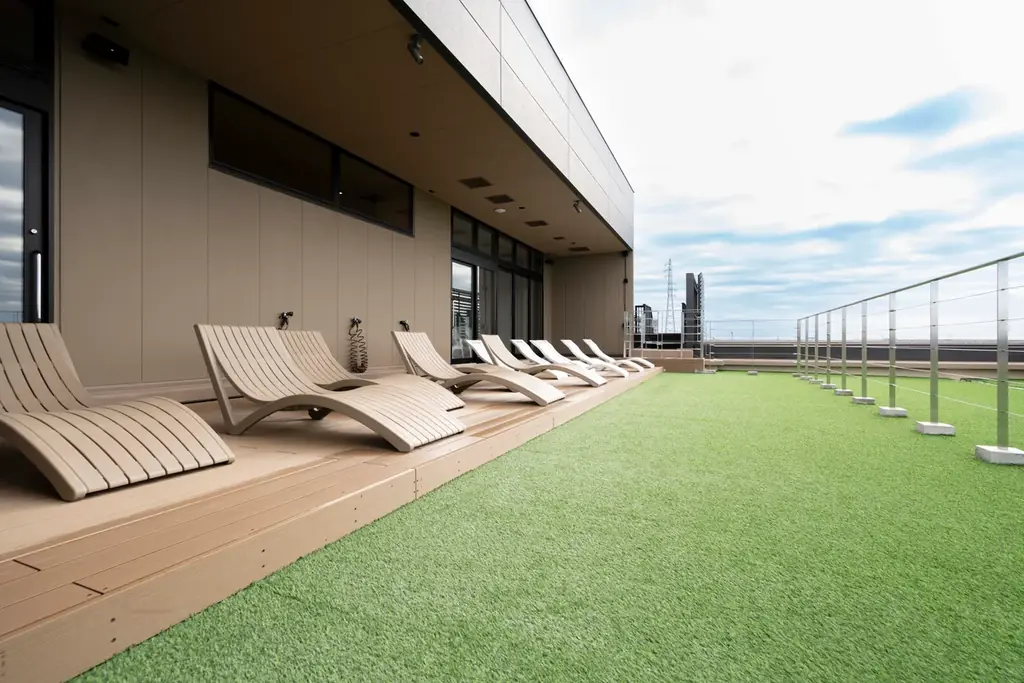 【日本初※】サウナ室が映画館に!？ショート映画のSAMANSA、関東最大級サウナ「お湯むすび」にて定期的上映を開始。「3と7の日」は、10分間の“没入ととのい”体験へ。 画像 4