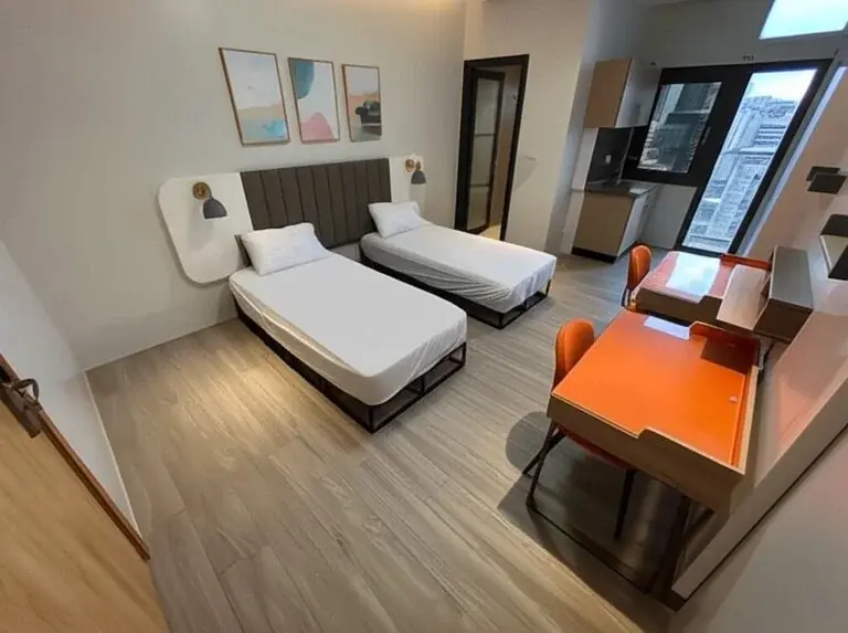 【でっぱりん】英語が話せない語学学校の校長先生に就任！ 画像 3