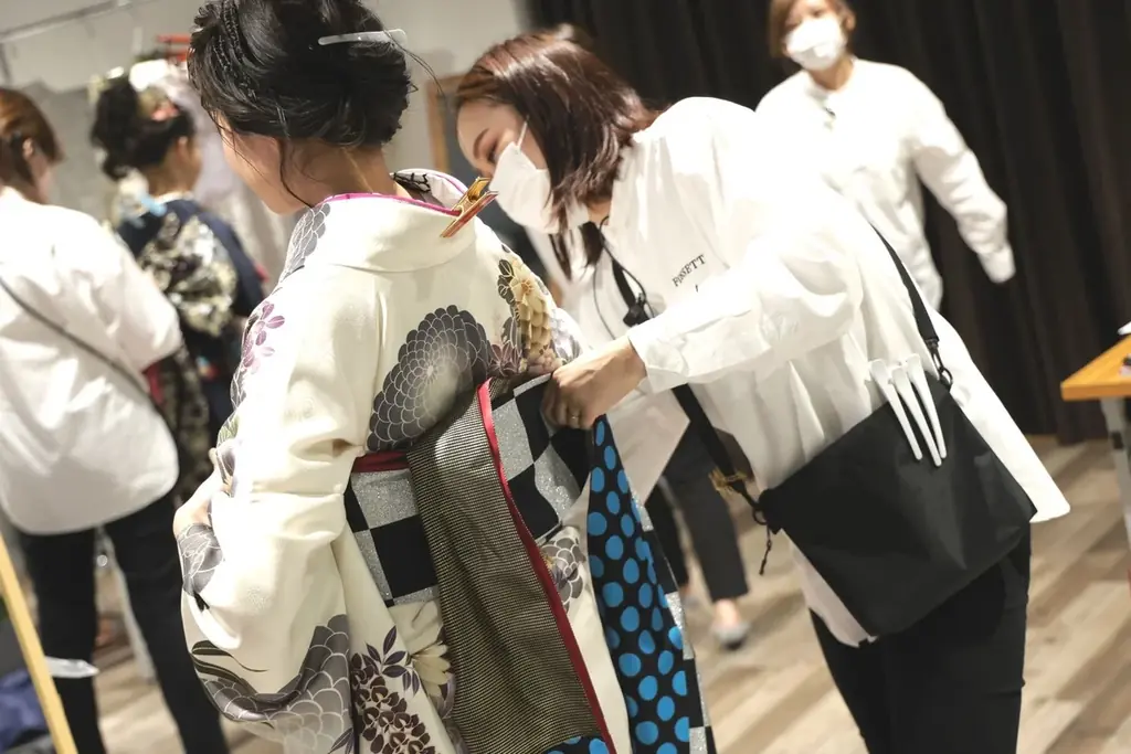 コロナ禍の高校生活を乗り越えた新成人へ。広島エリア最大級規模で成人式当日、1,000名超の晴れ姿のお支度を実施。“青春を奪われた世代”に最高の門出を！　～各メディアの皆様の取材も承ります～ 画像 1