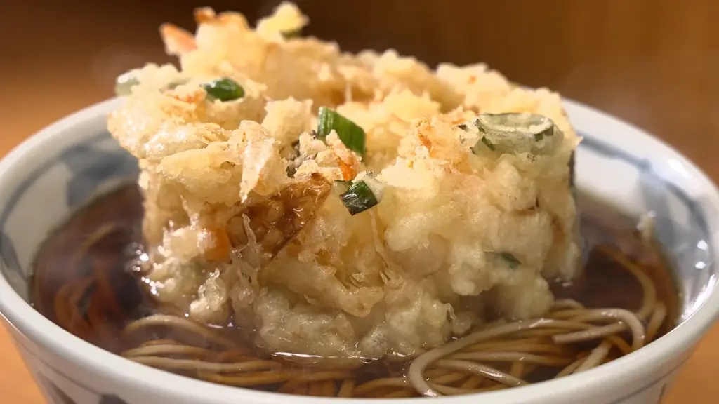 【ＢＳ日テレ】東京・笹塚で見つけた５２年つぎ足しの自慢の暗黒つゆ　真っ黒のつゆの中から現れる麺にドランク塚地「麺がつゆを持ってきてくれる」 画像 2