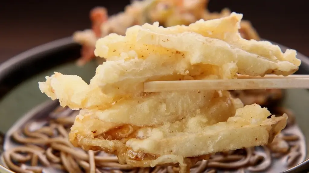 【ＢＳ日テレ】東京・笹塚で見つけた５２年つぎ足しの自慢の暗黒つゆ　真っ黒のつゆの中から現れる麺にドランク塚地「麺がつゆを持ってきてくれる」 画像 3