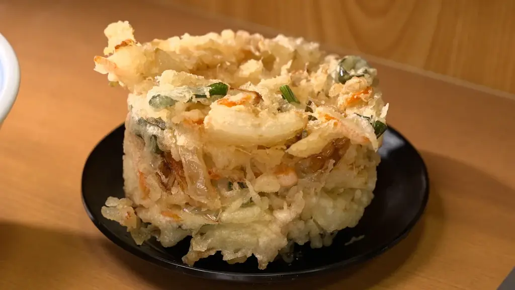 【ＢＳ日テレ】東京・笹塚で見つけた５２年つぎ足しの自慢の暗黒つゆ　真っ黒のつゆの中から現れる麺にドランク塚地「麺がつゆを持ってきてくれる」 画像 5