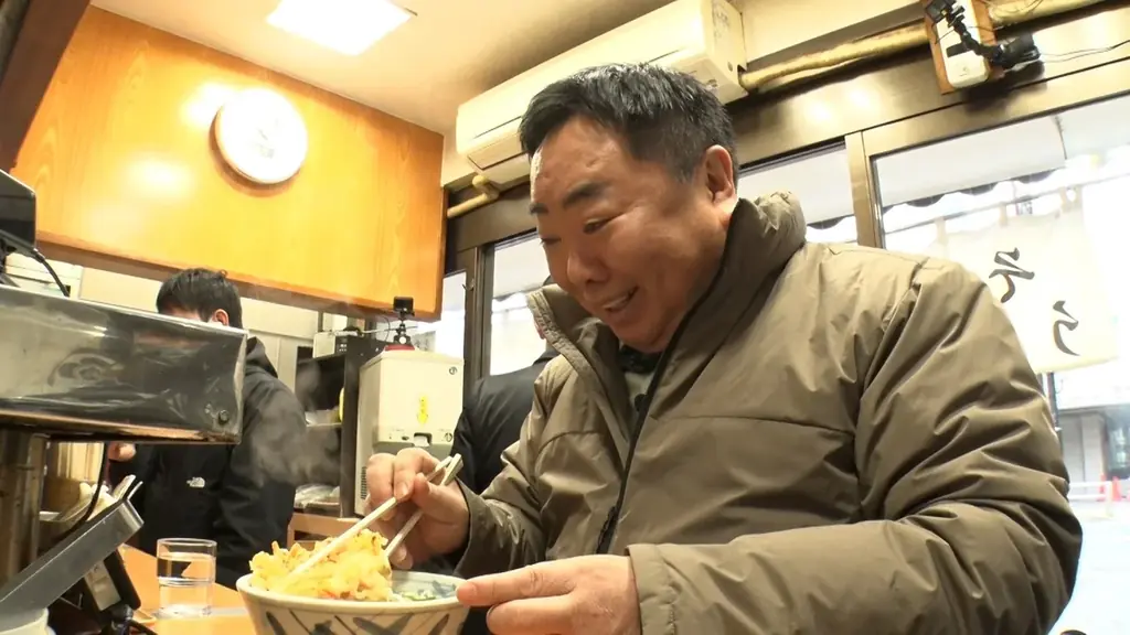 【ＢＳ日テレ】東京・笹塚で見つけた５２年つぎ足しの自慢の暗黒つゆ　真っ黒のつゆの中から現れる麺にドランク塚地「麺がつゆを持ってきてくれる」 画像 6