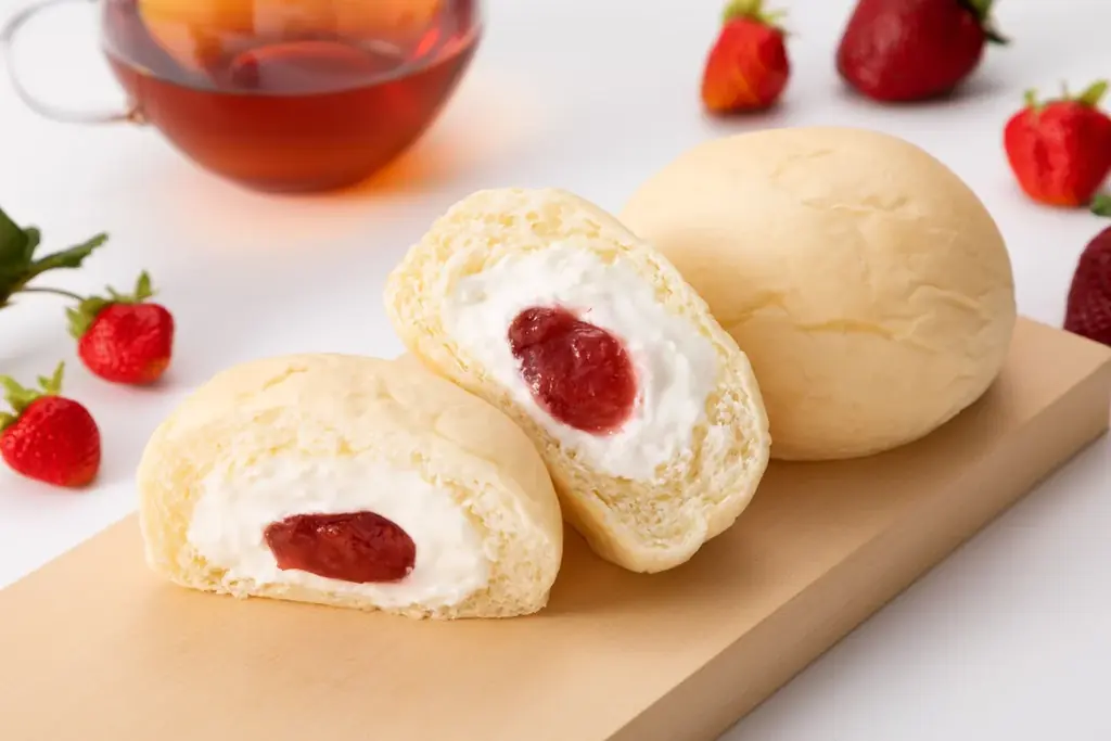 白いくりーむパン発売