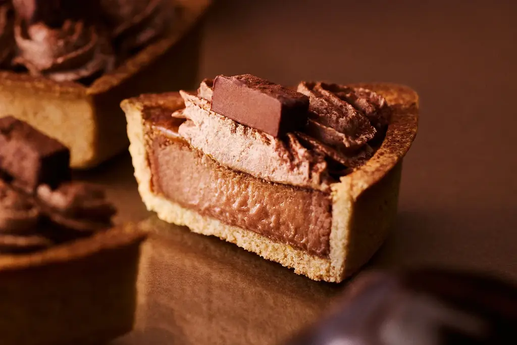 【新商品】チョコッと贅沢なバレンタイン♪ムース、ホイップ、生ショコラ …3つ重なるショコラの幸せ「焼きたてタルト 贅沢生ショコラチーズ」 画像 1