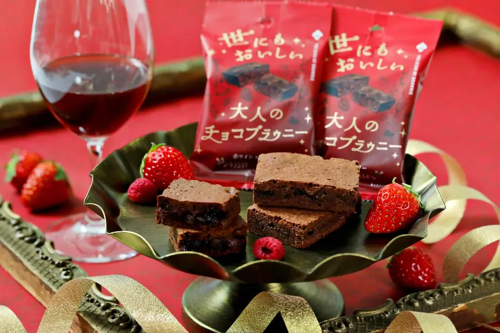 【大人のご褒美ブラウニー】香り立つ赤ワイン×甘酸っぱい2種のベリーを練り込んだ『世にもおいしい大人のチョコブラウニー 赤ワイン×ベリー』が新登場！白ワインとイチゴを楽しめる限定フレーバーも同時発売！ 画像 1