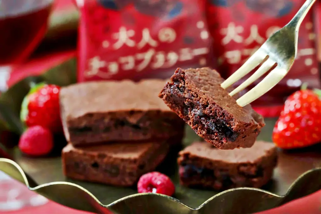 【大人のご褒美ブラウニー】香り立つ赤ワイン×甘酸っぱい2種のベリーを練り込んだ『世にもおいしい大人のチョコブラウニー 赤ワイン×ベリー』が新登場！白ワインとイチゴを楽しめる限定フレーバーも同時発売！ 画像 3