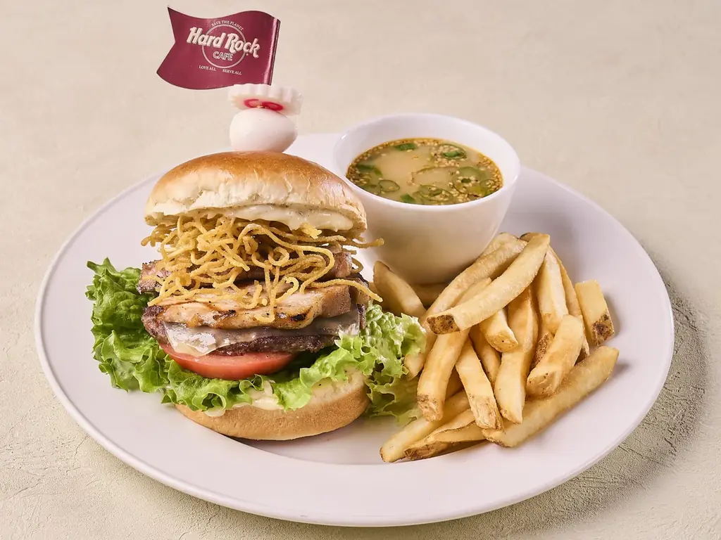 「ハードロックカフェ」×TVアニメ「NARUTO-ナルト-」コラボ・スペシャルメニュー「ナルトのラーメンバーガー」／「トロピカル木ノ葉ソーダ」 画像 3