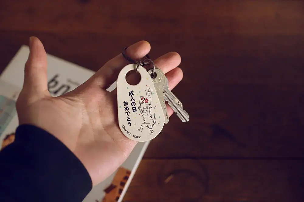 成人の日に贈りたい「親からの優しい圧」。親の小言入り本革キーホルダーがもらえるキャンペーンを開催。 画像 4