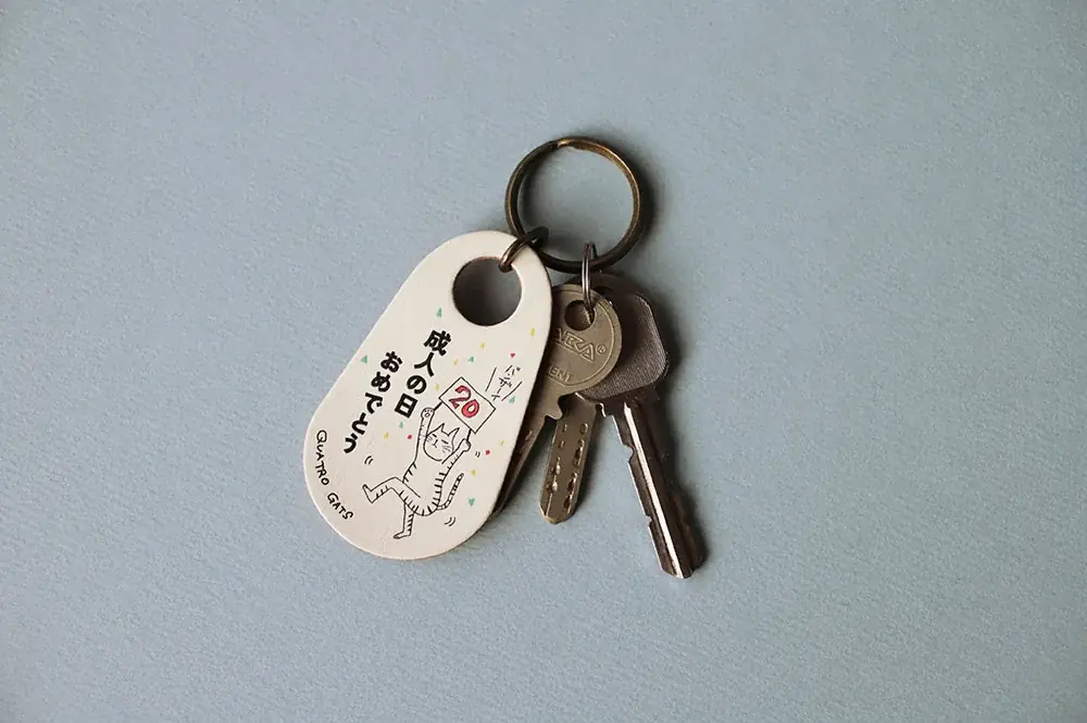 成人の日に贈りたい「親からの優しい圧」。親の小言入り本革キーホルダーがもらえるキャンペーンを開催。 画像 5