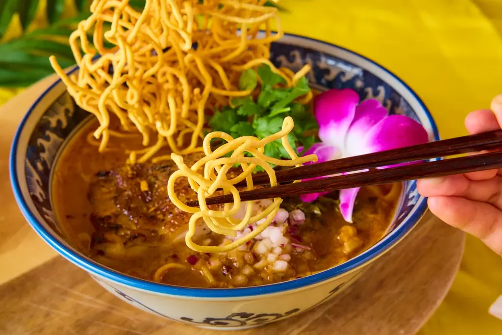 コナズ珈琲ならではの “ハワイアンエスニックシリーズ”から冬限定メニューココナッツミルクと複数のスパイスが香り高い「ココナッツカレーフォー」を2026年1月28日（水）から全国のコナズ珈琲にて新発売！ 画像 3