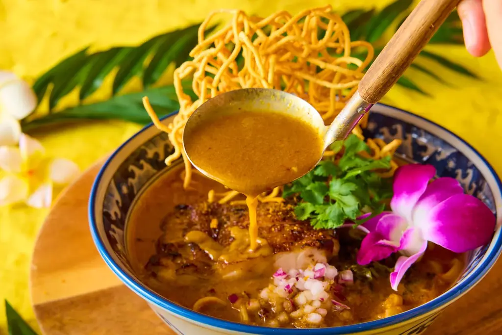 コナズ珈琲ならではの “ハワイアンエスニックシリーズ”から冬限定メニューココナッツミルクと複数のスパイスが香り高い「ココナッツカレーフォー」を2026年1月28日（水）から全国のコナズ珈琲にて新発売！ 画像 4