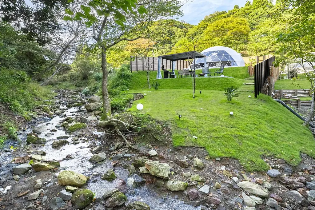 【2025年11月GRAND OPEN】都心から90分、小川のほとりに佇む大人の秘密基地「SUP BASE KAMOGAWA」で叶える”何もしない”贅沢時間 画像 1