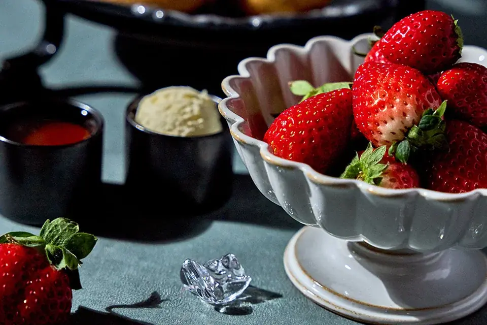 【SHIBUYA STREAM HOTEL】甘酸っぱいフレッシュ苺の食べ比べや多彩なスイーツを贅沢に堪能！春の訪れを告げる苺のアフタヌーンティー　2月1日（日）より開催！ 画像 2