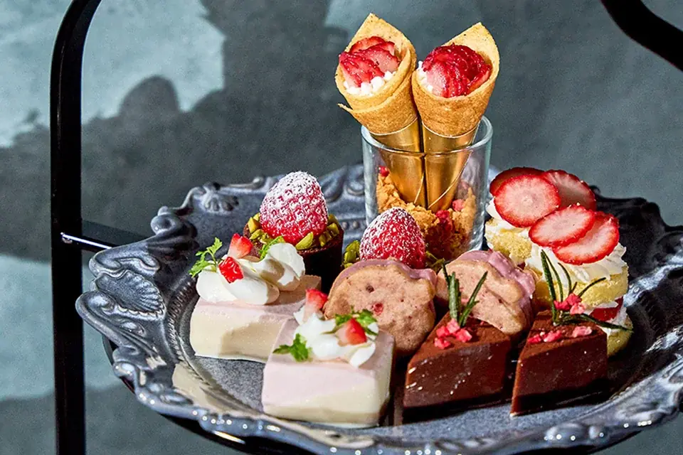 【SHIBUYA STREAM HOTEL】甘酸っぱいフレッシュ苺の食べ比べや多彩なスイーツを贅沢に堪能！春の訪れを告げる苺のアフタヌーンティー　2月1日（日）より開催！ 画像 3