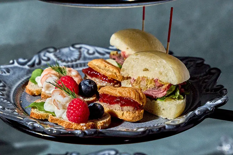 【SHIBUYA STREAM HOTEL】甘酸っぱいフレッシュ苺の食べ比べや多彩なスイーツを贅沢に堪能！春の訪れを告げる苺のアフタヌーンティー　2月1日（日）より開催！ 画像 4