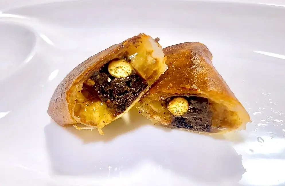 食感の三重奏！中華とチョコがマリアージュ「ブラックサンダー春巻き」爆誕 画像 2