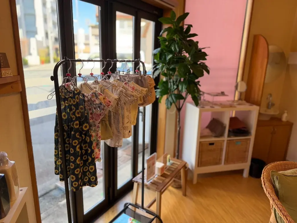 【三重県桑名市】カフェから始まる「お下がりの輪」。思い出の詰まった子供服・おもちゃを1ドリンクで無料提供するSDGsな取り組みを1月10日より開始 画像 1