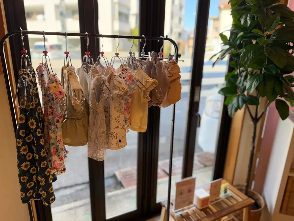 【三重県桑名市】カフェから始まる「お下がりの輪」。思い出の詰まった子供服・おもちゃを1ドリンクで無料提供するSDGsな取り組みを1月10日より開始 画像 2