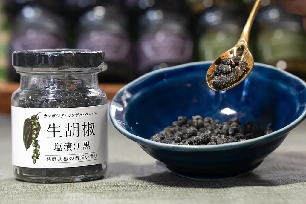 【大阪万博で1万個完売】代官山 蔦屋書店にカンボジア産「S.E.A.T.S Farm カンポットペッパー 生胡椒の塩漬け」が初上陸！ 1月6日より期間限定販売 画像 7