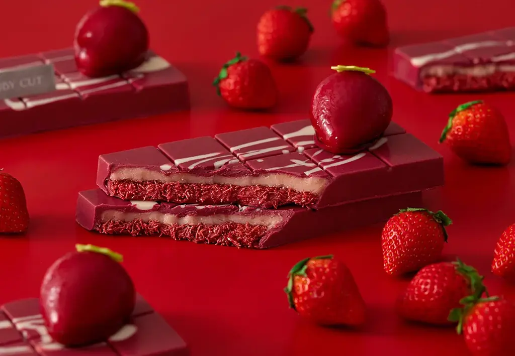 【名古屋タカシマヤ】完売必至のいちごスイーツ専門店「VERY RUBY CUT」。ドバイスタイルの最新作や当店限定アソート缶を連れて〈アムール・デュ・ショコラ〉に登場！ 画像 1