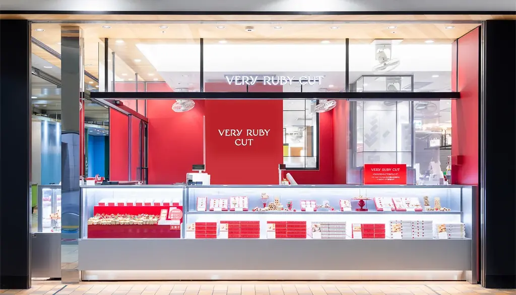 【名古屋タカシマヤ】完売必至のいちごスイーツ専門店「VERY RUBY CUT」。ドバイスタイルの最新作や当店限定アソート缶を連れて〈アムール・デュ・ショコラ〉に登場！ 画像 18