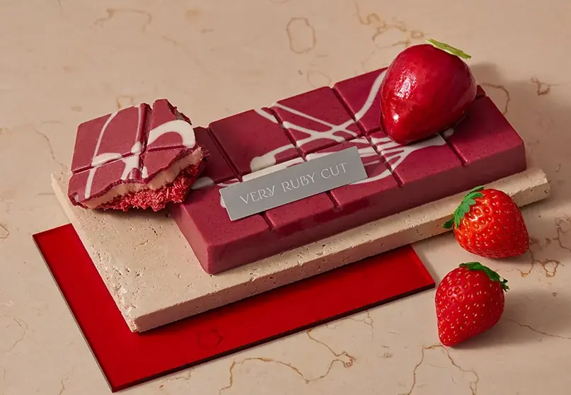 【名古屋タカシマヤ】完売必至のいちごスイーツ専門店「VERY RUBY CUT」。ドバイスタイルの最新作や当店限定アソート缶を連れて〈アムール・デュ・ショコラ〉に登場！ 画像 2
