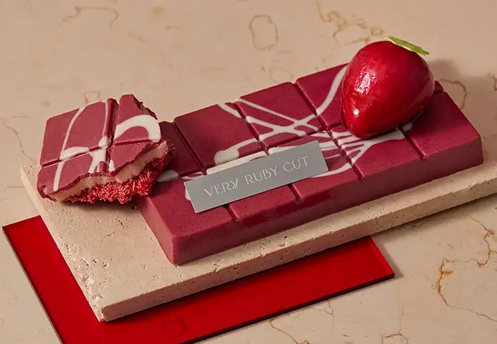 【名古屋タカシマヤ】完売必至のいちごスイーツ専門店「VERY RUBY CUT」。ドバイスタイルの最新作や当店限定アソート缶を連れて〈アムール・デュ・ショコラ〉に登場！ 画像 4