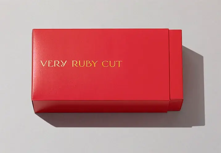 【名古屋タカシマヤ】完売必至のいちごスイーツ専門店「VERY RUBY CUT」。ドバイスタイルの最新作や当店限定アソート缶を連れて〈アムール・デュ・ショコラ〉に登場！ 画像 5