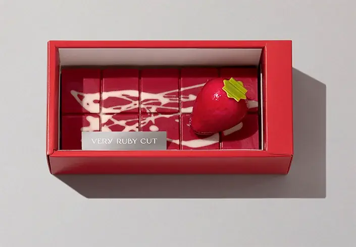 【名古屋タカシマヤ】完売必至のいちごスイーツ専門店「VERY RUBY CUT」。ドバイスタイルの最新作や当店限定アソート缶を連れて〈アムール・デュ・ショコラ〉に登場！ 画像 6