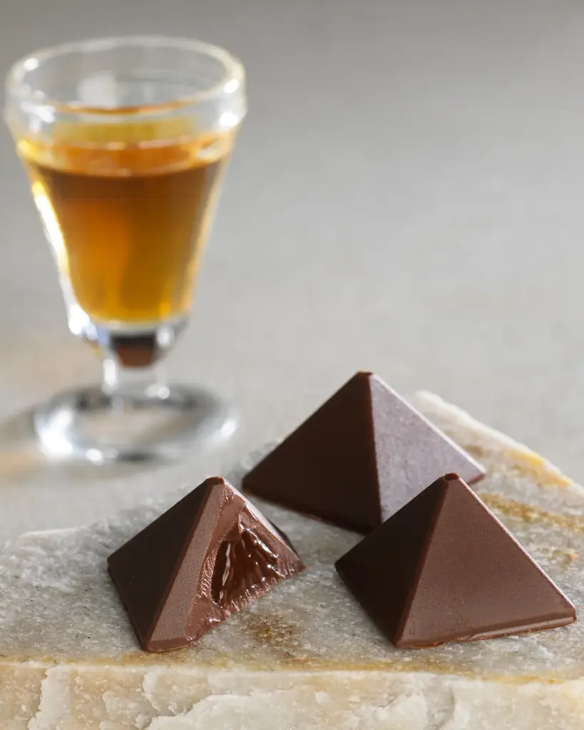 【新登場!】2026 年 1 月 15 日より、北海道産ぶどうの赤ワインを用いた芳醇な味わいの「サングリアショコラ」が登場いたします。 画像 3