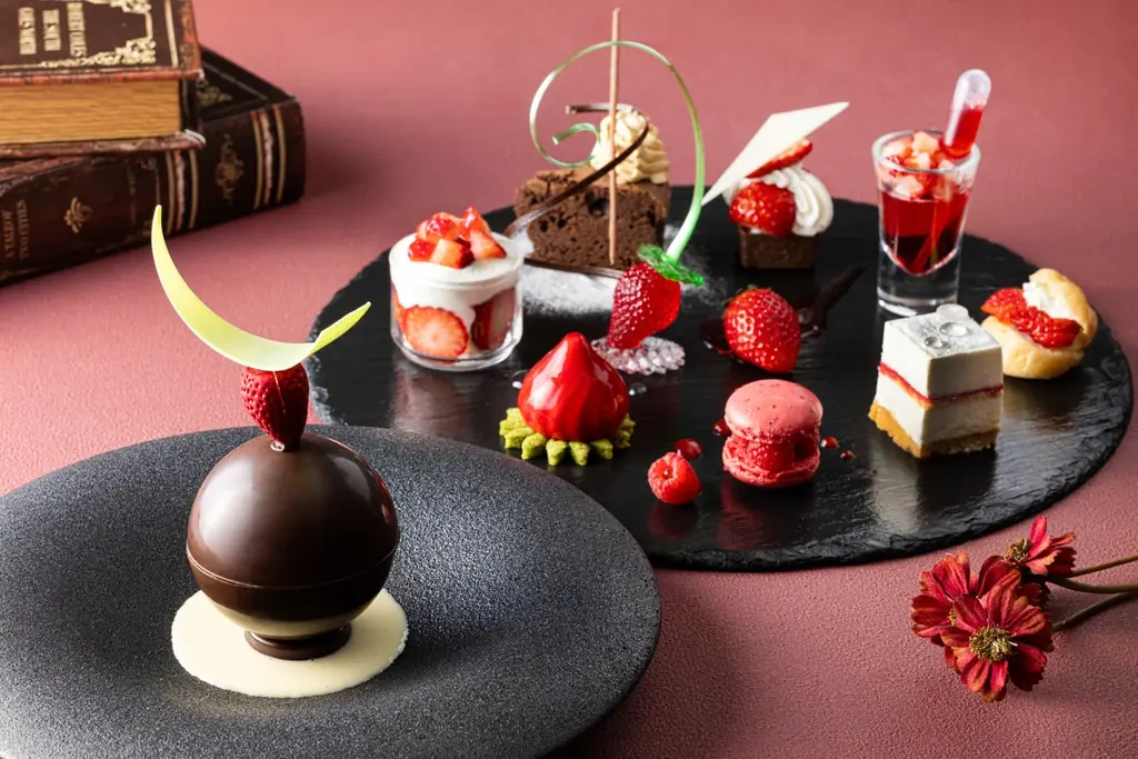 【新横浜プリンスホテル】“かけて完成する”チョコフォンデュ風スイーツなど多彩ないちごスイーツを楽しむ『ストロベリースイーツプレート』を販売 画像 1