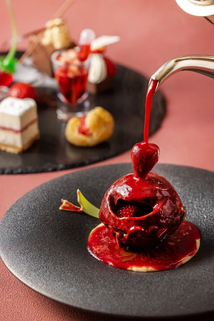 【新横浜プリンスホテル】“かけて完成する”チョコフォンデュ風スイーツなど多彩ないちごスイーツを楽しむ『ストロベリースイーツプレート』を販売 画像 2