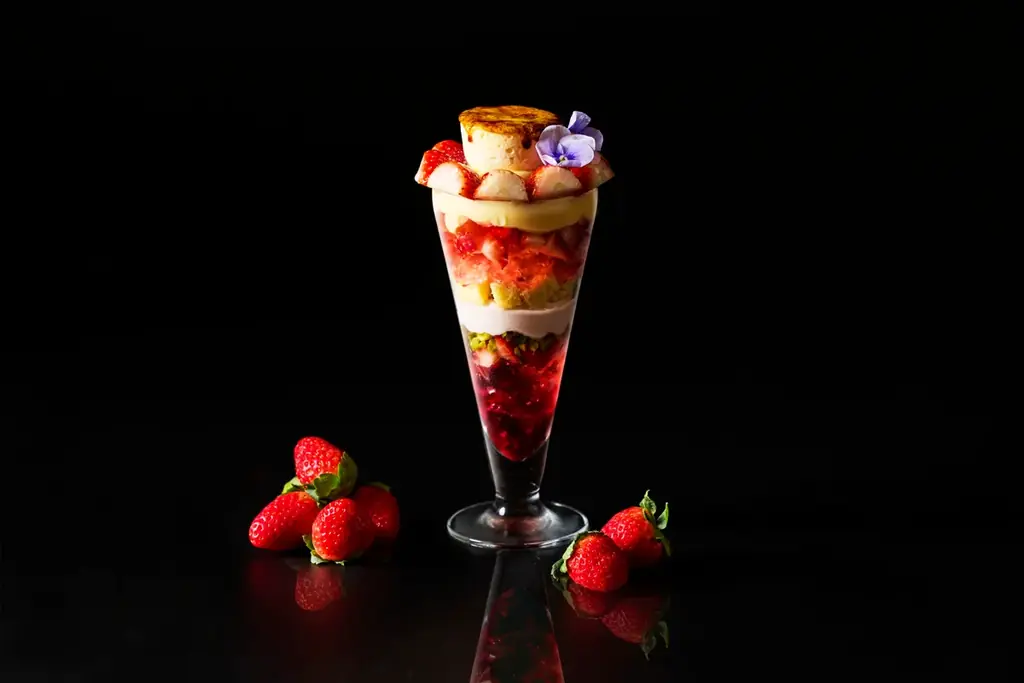 【季節のParfait Series “シブースト＆ストロベリー”】ザ ロイヤルパークホテル アイコニック 東京汐留 画像 1