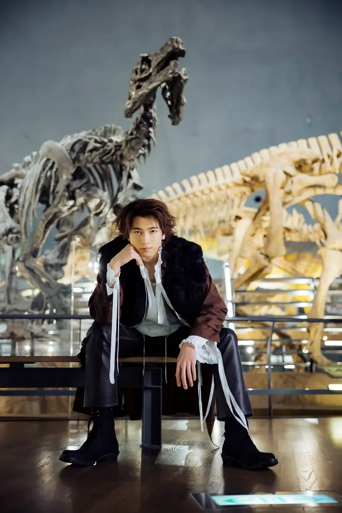 モードから等身大で楽しむ素顔まで――「憧れの聖地」で撮りおろし！庄司浩平、さまざまな表情を詰め込んだ4月始まりカレンダー発売決定！ 画像 2