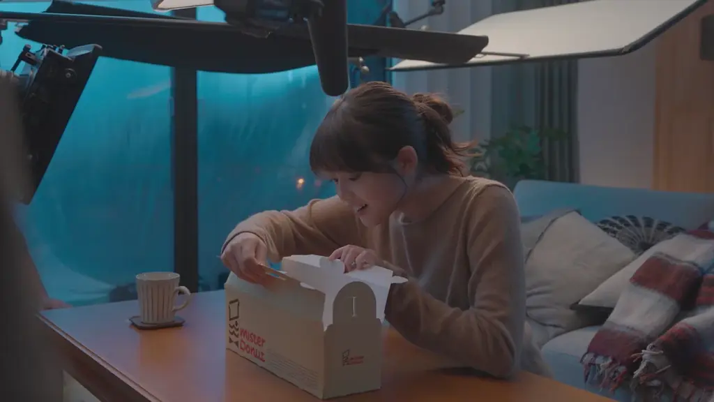 【ミスタードーナツ】1月9日（金）から新発売の「Mister Donut×GODIVA」を紹介する、自分をめいっぱい甘やかす夜を描いた新TVCM「甘やかしていい日。」篇が同日から放映開始 画像 4