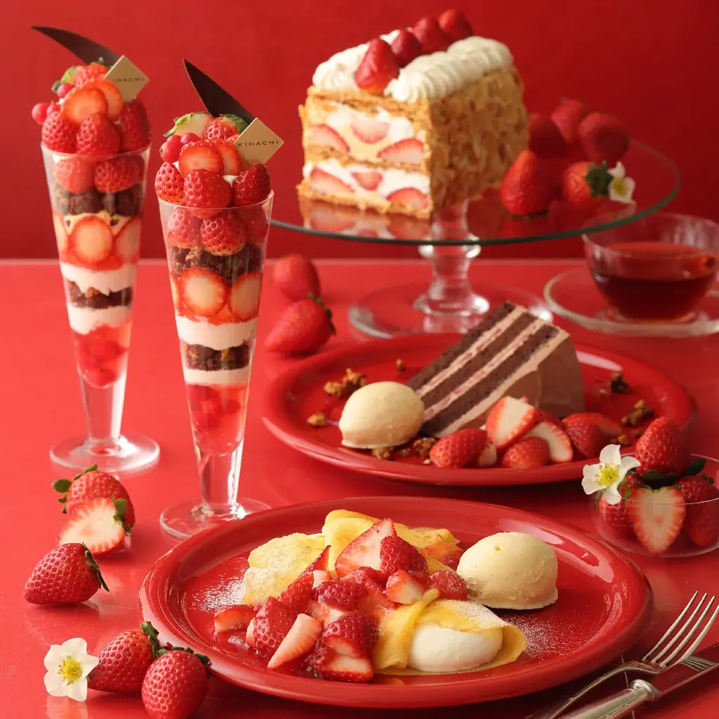 【キハチ カフェ】苺がおいしい季節の「ストロベリーフェア」開催！ナポレオンパイをパフェに仕立てた“あまおう苺”の贅沢パフェなど 画像 2