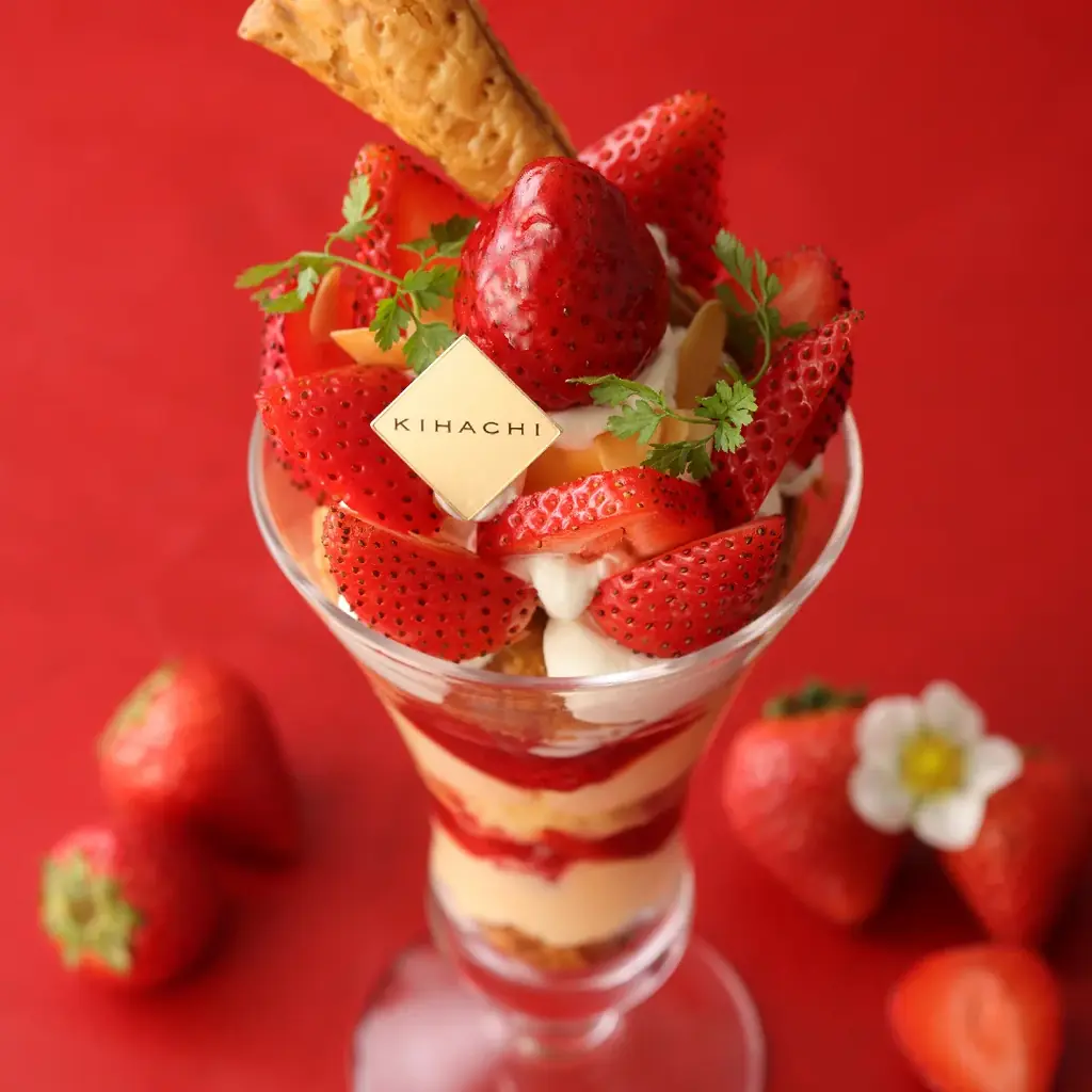 【キハチ カフェ】苺がおいしい季節の「ストロベリーフェア」開催！ナポレオンパイをパフェに仕立てた“あまおう苺”の贅沢パフェなど 画像 3